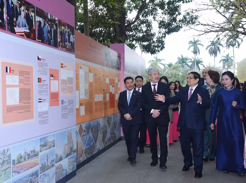 两国总理一同参观了国际组织代表和国家元首参观主席府遗址区的图片展。