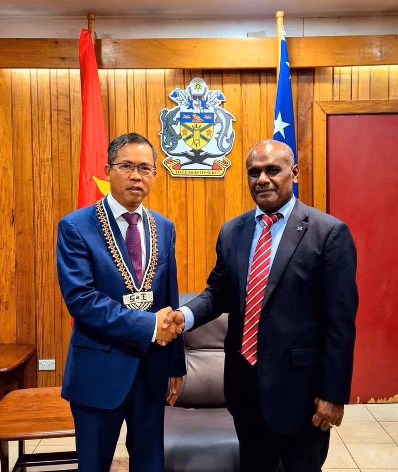 越南驻澳大利亚兼驻所罗门大使范雄心使拜会所罗门群岛总理杰里迈亚·马内莱。