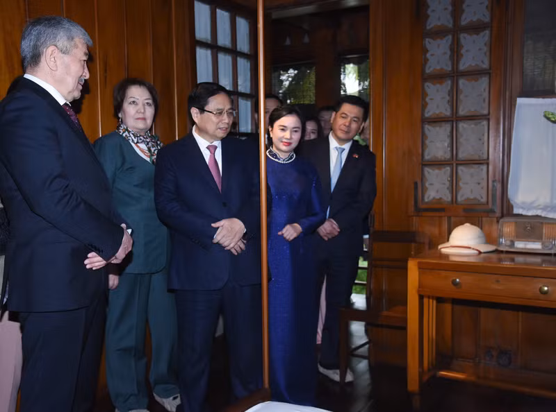 政府总理范明正介绍胡伯伯高脚屋的文物。