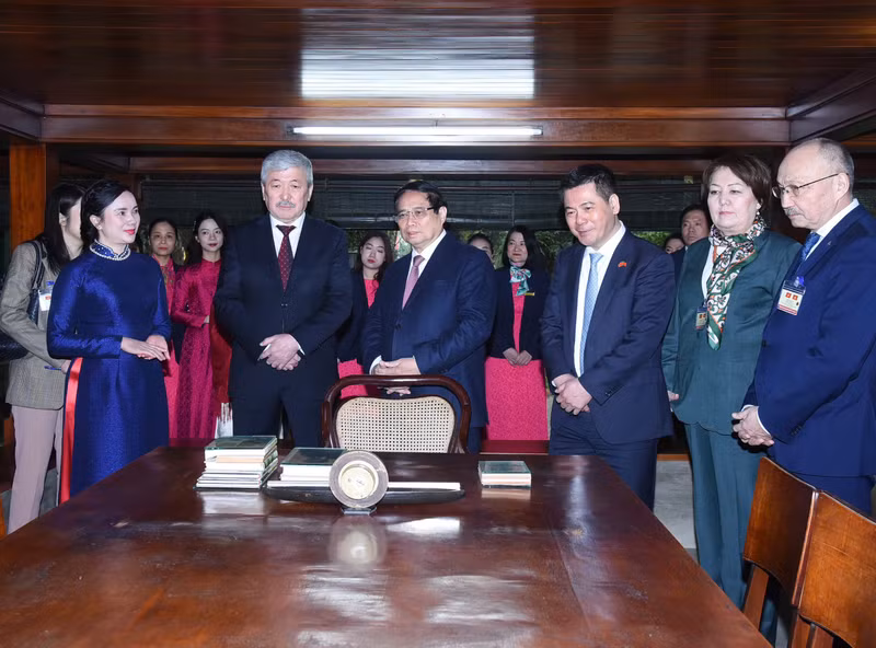 范明正总理介绍胡志明主席的革命生涯和胡伯伯高脚屋的文物。