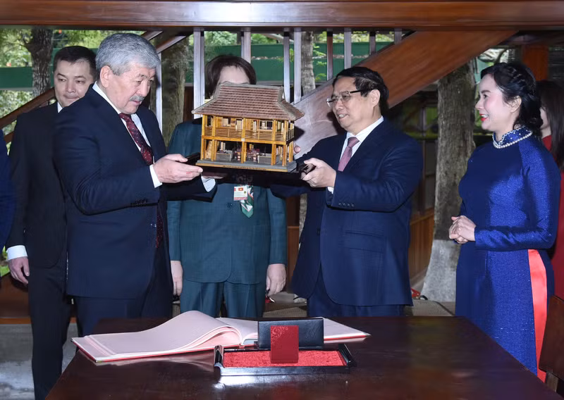 政府总理范明正向赠送了胡伯伯高脚屋模型纪念版。