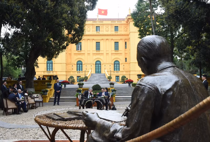 范明正总理向阿德尔别克·卡西马利耶夫总理介绍了越南的咖啡文化、咖啡产业以及越南外交政策和越南民族的文化传统和光荣历史。