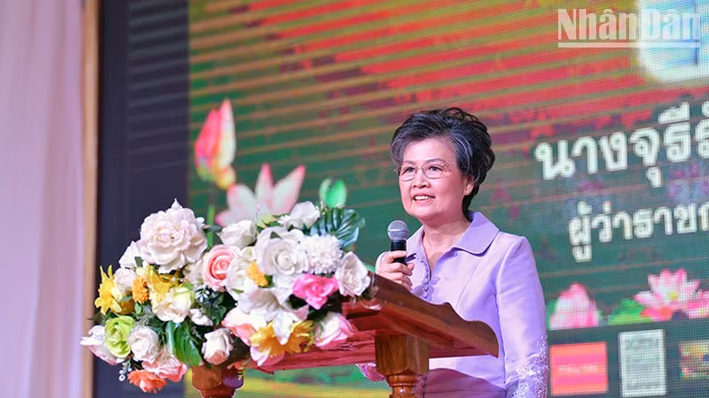 沙功那空府府尹朱雷拉特·特帕特发表讲话。