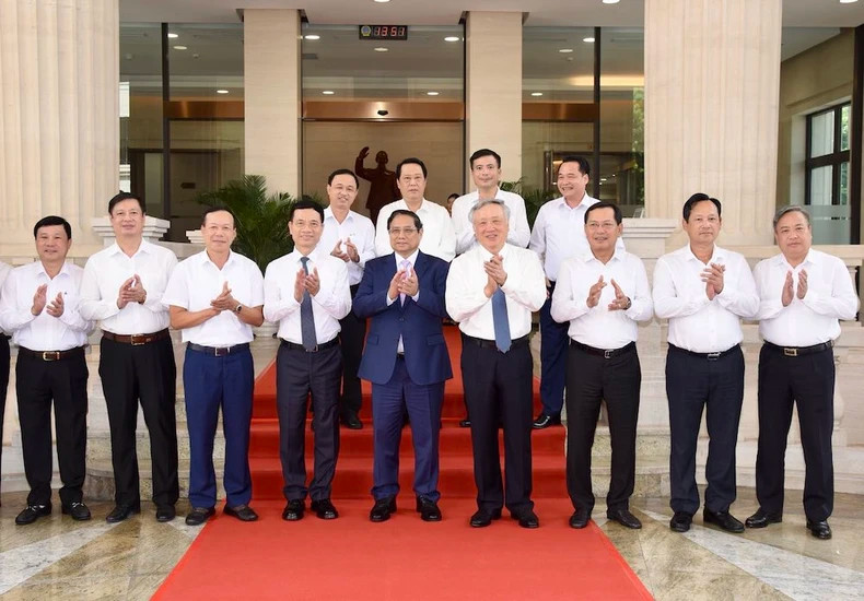 政府总理范明正同出席会议的各部门领导合影。