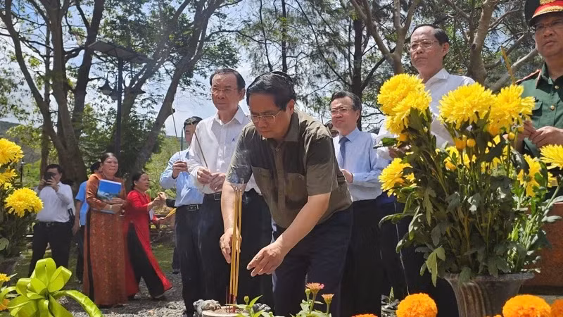 政府总理范明正上香缅怀英烈。