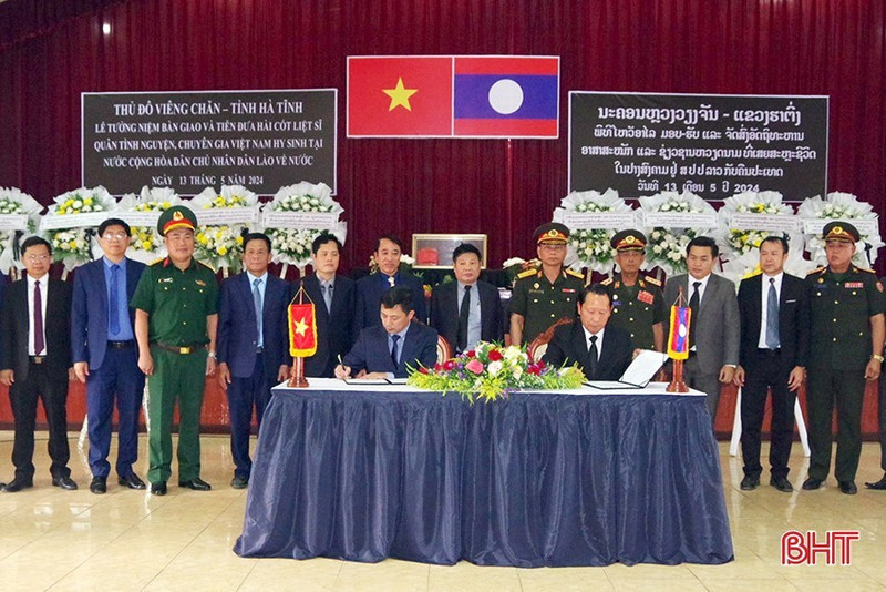 双方举行交接仪式，接受并运送回国在老挝牺牲的两具越南专家和志愿军烈士遗骸。（图片来源：河静报）