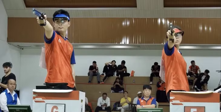 射击运动员范光辉(左)和郑秋荣。