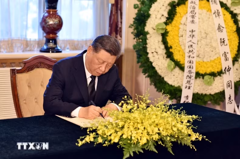 中共中央总书记、中国国家主席习近平在吊唁簿上留言并签名。