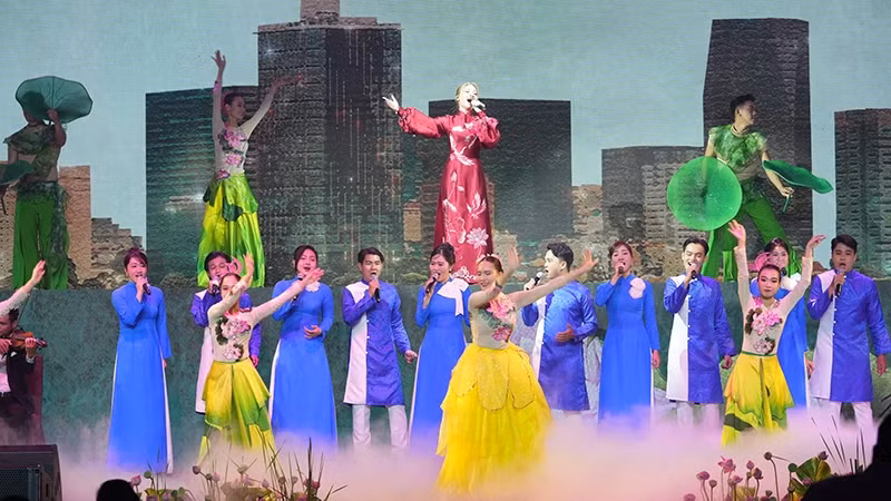 “越南之夜”文艺晚会拉开了2024年胡志明市国际旅游博览会系列活动的序幕。
