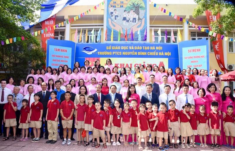 越南政府总理范明正向阮廷炤中小学学校赠送计算机教室。