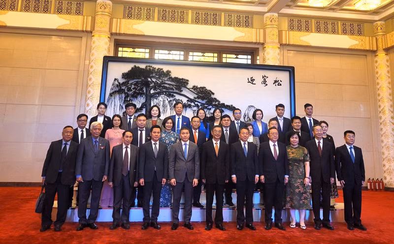 周强同志与越中人民论坛参会代表合影。