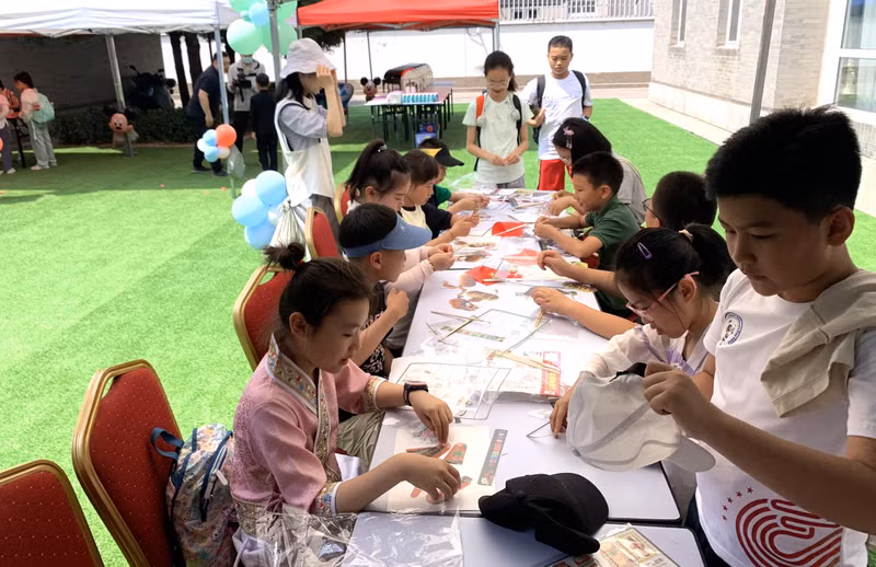 亲手制作、操作皮影。 亲手制作、操作皮影。