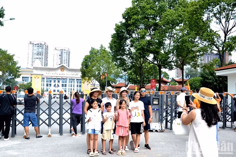 游客合影留念。