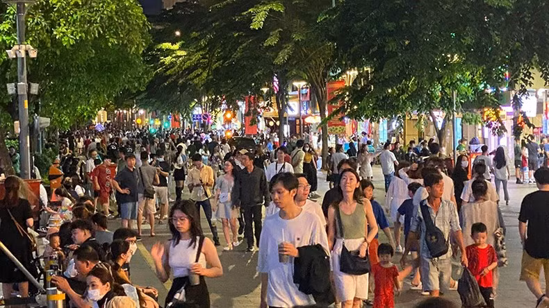 市民和游客傍晚就已经涌向阮惠步行街。