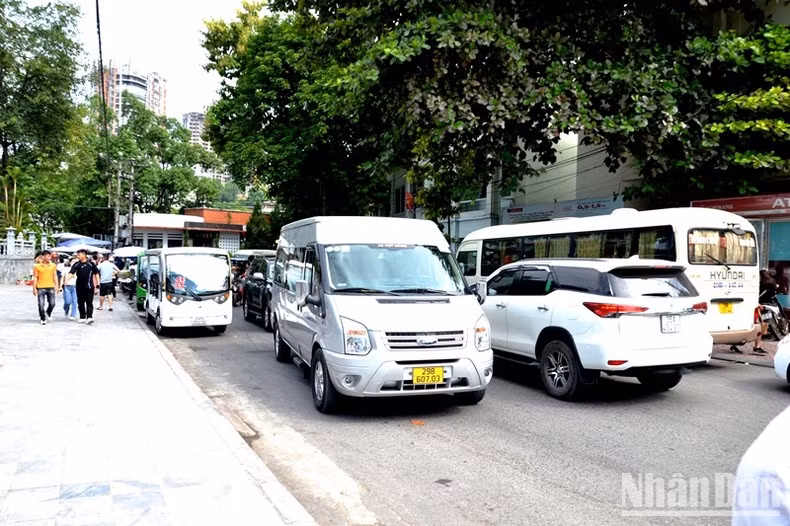 老街市的接头变得拥挤起来。