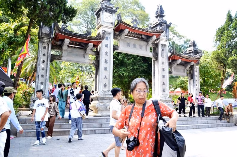 许多游客来到上祠。