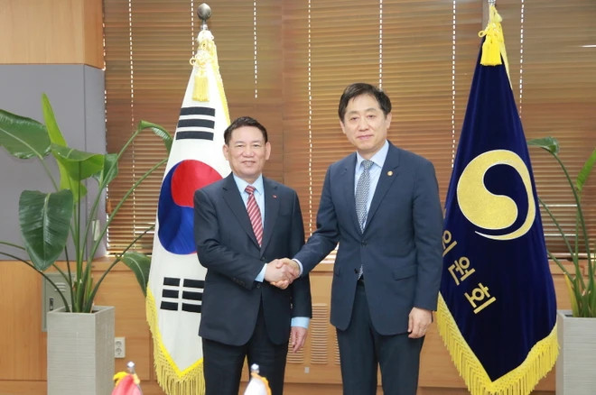 越南财政部长胡德福与韩国金融服务委员会主席金珠贤举行工作会谈。