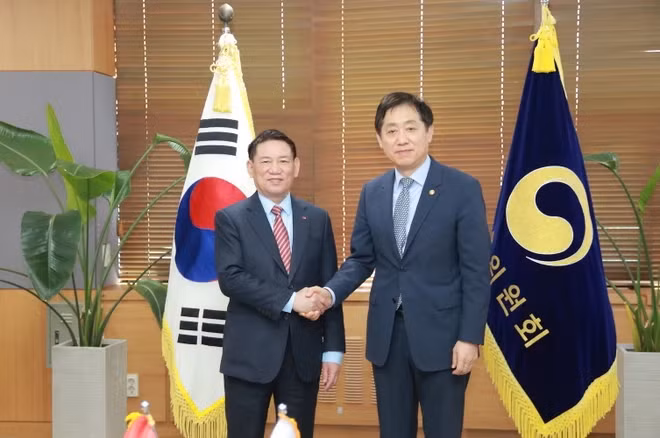 越南财政部长胡德福与韩国金融服务委员会主席金珠贤举行工作会谈。