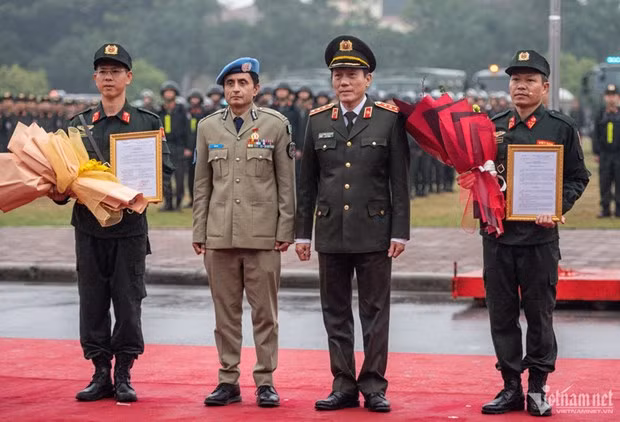 梁三光上将颁发成立一号维和警察单位的决定。