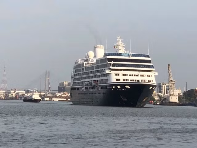 Azamara Quest 号游轮承载300名欧洲游客抵达越南。