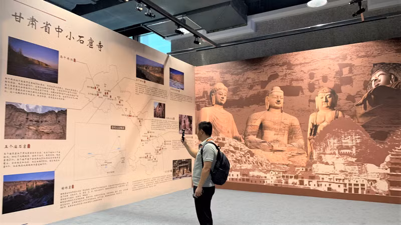 观众了解中国甘肃省石窟文化。（杜有兴 摄）