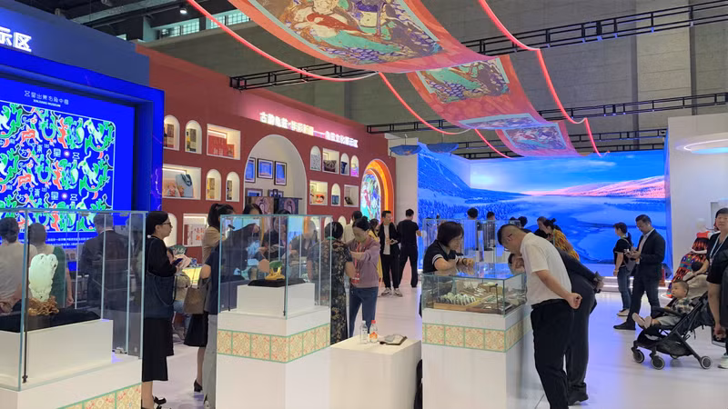 观众参观本届文博会主宾省专题展。（杜有兴 摄）