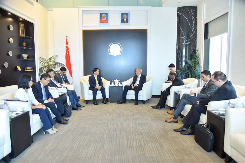 裴青山部长与张志贤部长交谈。