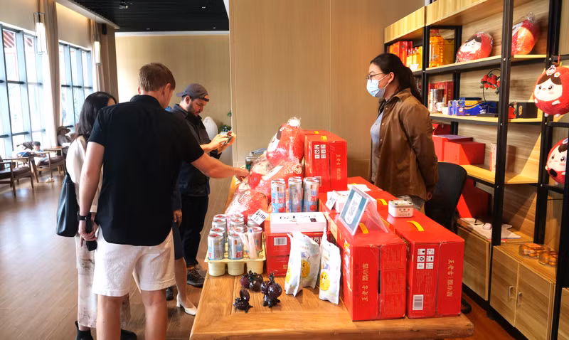 在中国荔枝博览馆了解荔枝产品。