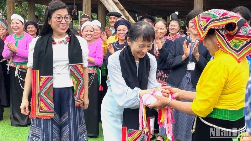 在越南与日本交流活动上，越南泰族人的飘巾和绣球是越方的礼物。