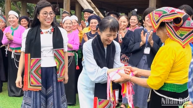 在越南与日本交流活动上，越南泰族人的飘巾和绣球是越方的礼物。