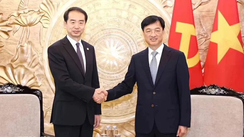 越共中央检查委员会主任阮维玉会见中国驻越南大使何炜。