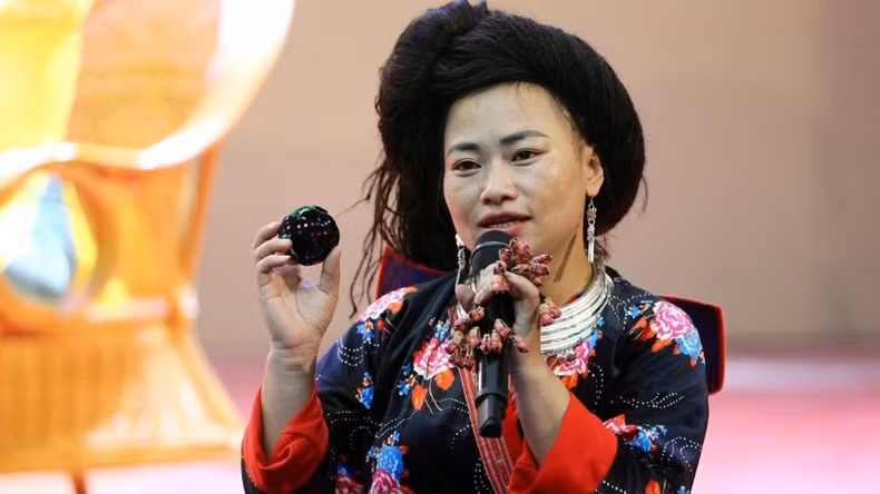 女老师为氏爱希望从赫蒙族绣球丰富化文创品。 女老师为氏爱希望从赫蒙族绣球丰富化文创品。