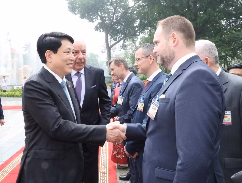国家主席梁强向匈牙利总统舒尤克·道玛什介绍越南代表团成员。