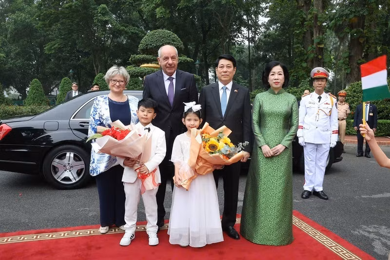国家主席梁强及夫人同匈牙利总统舒尤克·道玛什及夫人合影。