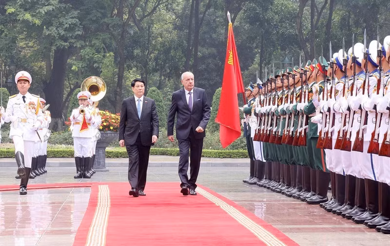 国家主席梁强与匈牙利总统舒尤克·道玛什共同检阅越南人民军仪仗队。