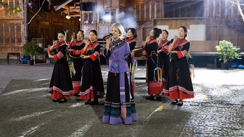 在峰林布依景区,欣赏当地民歌表演。 在峰林布依景区,欣赏当地民歌表演。