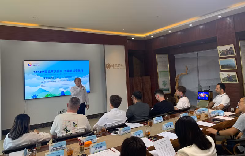 中国贵州省委宣传部副部长、省政府新闻办主任陈本荣在2024中国故事共创会“外籍网红贵州行”主题分享活动上致辞。 中国贵州省委宣传部副部长、省政府新闻办主任陈本荣在2024中国故事共创会“外籍网红贵州行”主题分享活动上致辞。