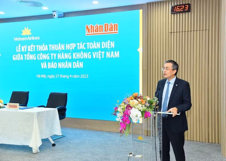 越航党委书记、董事长邓玉和发表讲话。