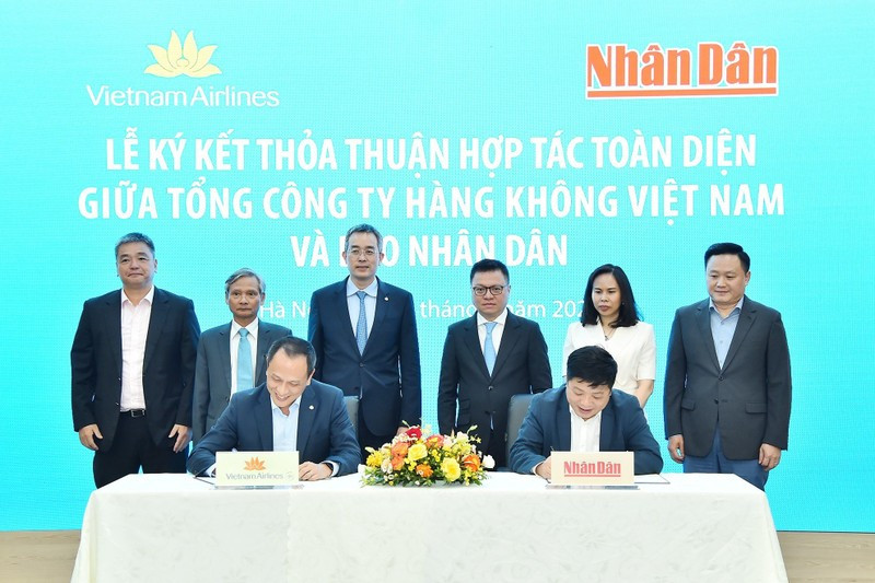 《人民报》社领导与越航领导签署协议。