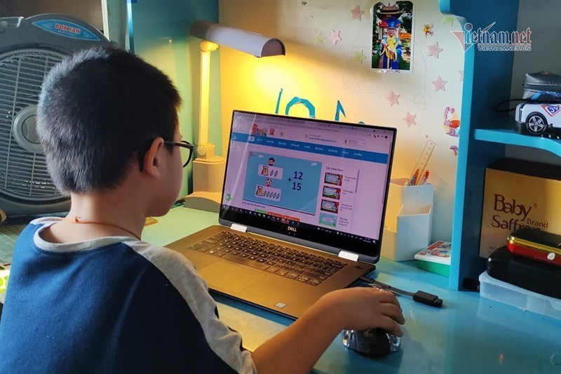 学生在线上课。
