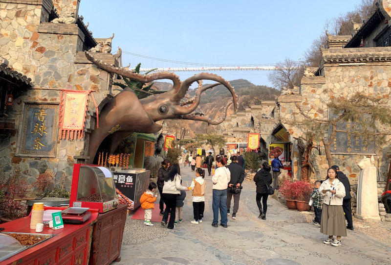 附图：甘肃省一处旅游景点。（杜有兴 摄）