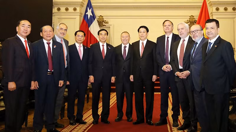 越南国家主席梁强同智利共和国议会参议长何塞·加西亚·鲁米诺特。