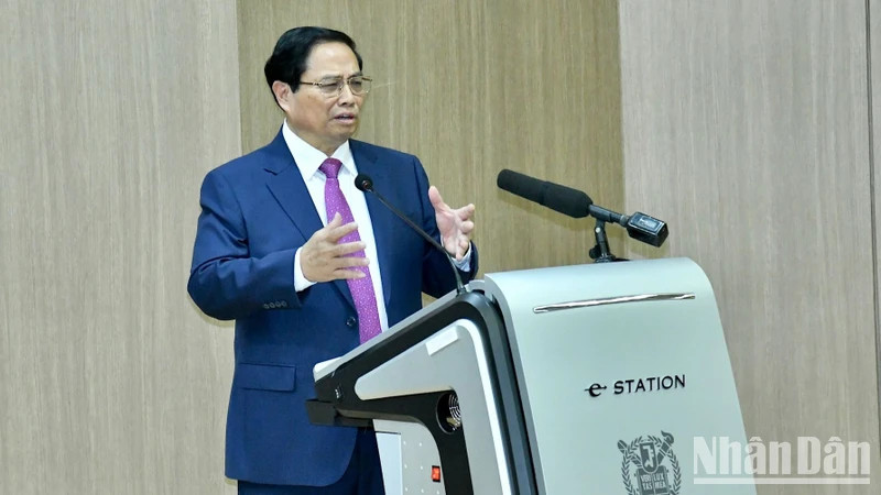 越南政府总理范明正造访韩国首尔国立大学并发表重要讲话。