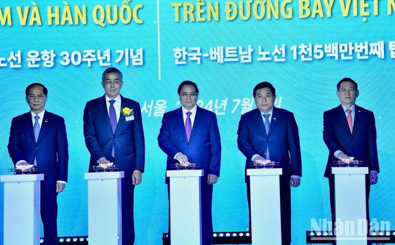 政府总理范明正出席越航直飞韩国航线开航30周年纪念活动。