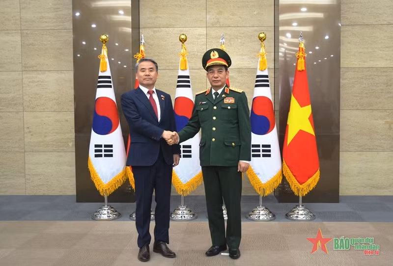 越南国防部长潘文江与韩国国防部长李钟燮会谈前握手。