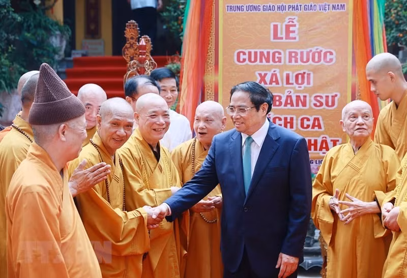 范明正总理向越南佛教协会致以美好节日祝福。