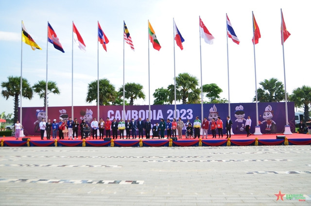 参加第12届东残会各国国旗飘扬。