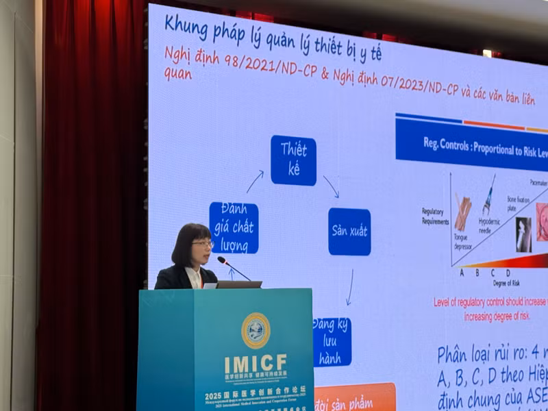 越南卫生部官员在国际医疗保障政策交流互鉴圆桌会议上介绍越南医疗保障体系及医用耗材采购与使用经验。