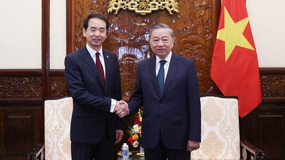 2024年9月，何炜大使向苏林总书记、国家主席递交国书。（图源：中国人民网）