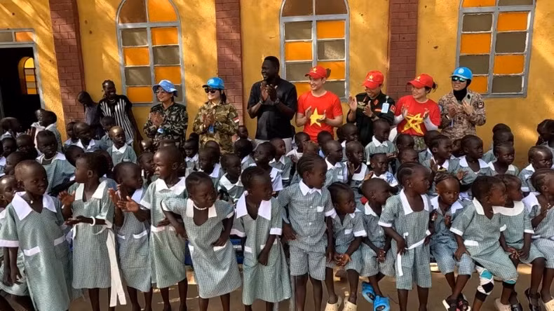 此次活动给阿卜耶伊地区的孩子们带来了欢乐、温暖的氛围。 此次活动给阿卜耶伊地区的孩子们带来了欢乐、温暖的氛围。